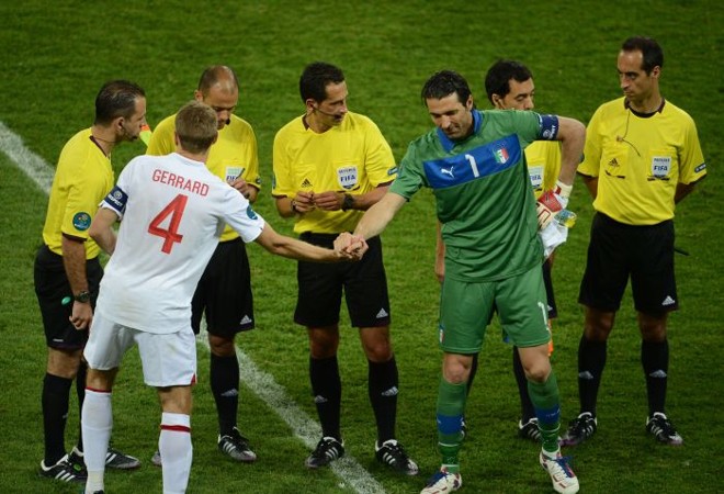 Os capitães Gerrard e Buffon antes da prorrogação | 