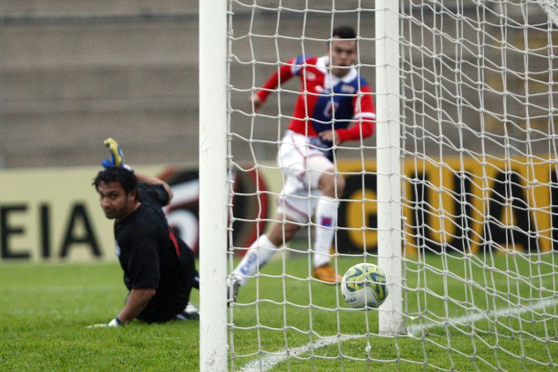 Maicon tira a bola do goleiro para marcar o segundo gol tricolor | Henry Milleo/ Gazeta do Povo