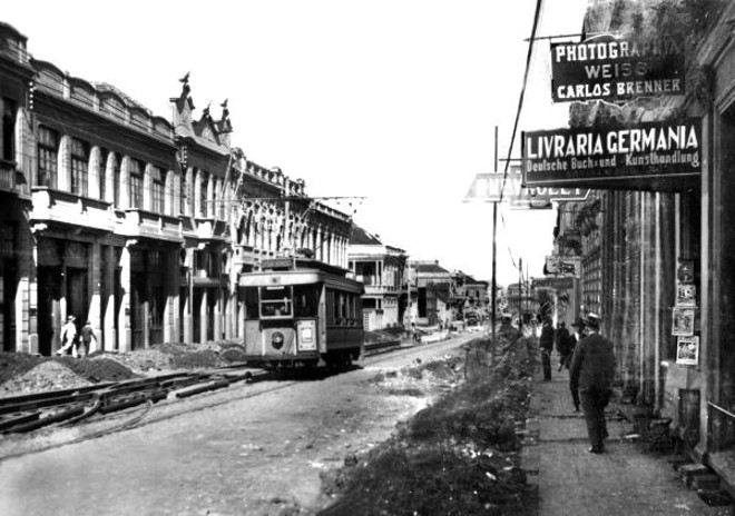 Rua Barão do Rio Branco em obras na década de 1920. O bonde foi um marco no transporte da cidade |