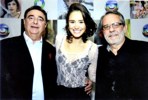 LANÇAMENTO DE GABRIELA- No lançamento da novela Gabriela em Curitiba, a atriz Amanda Richter, que interpreta a personagem Iracema, ladeada por Romualdo José Denega e Paulo Rodrigues |