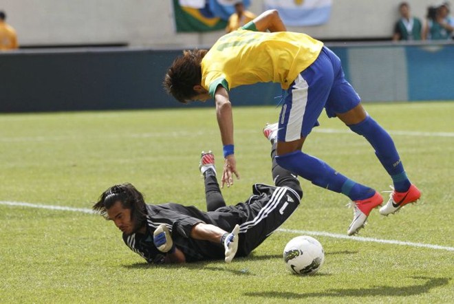 Neymar divide com o goleiro argentino Romero | 
