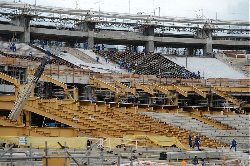 Vigas estão sendo colocadas nas arquibancadas do Maracanã | Christophe Simon / AFP