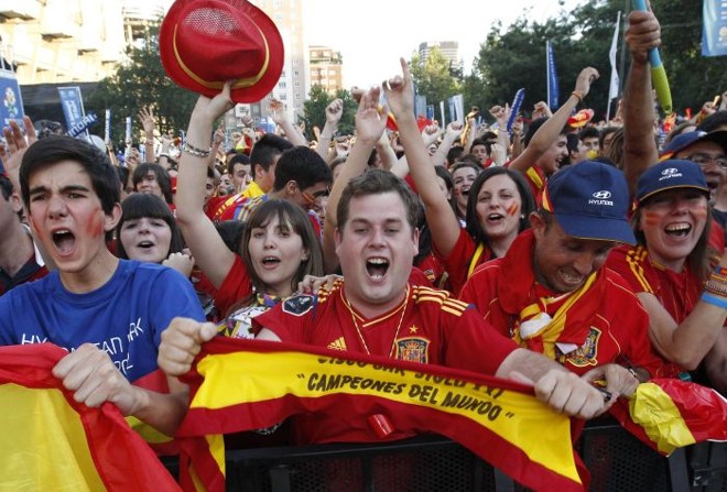 Torcida espanhola fez grande festa durante toda a partida |