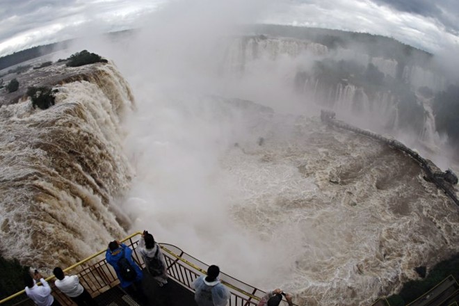 Vista do mirante do Parque Nacional: volume de água passou dos 6 milhões de litros por segundo, quando o normal é 1,5 milhão de litros por segundo |