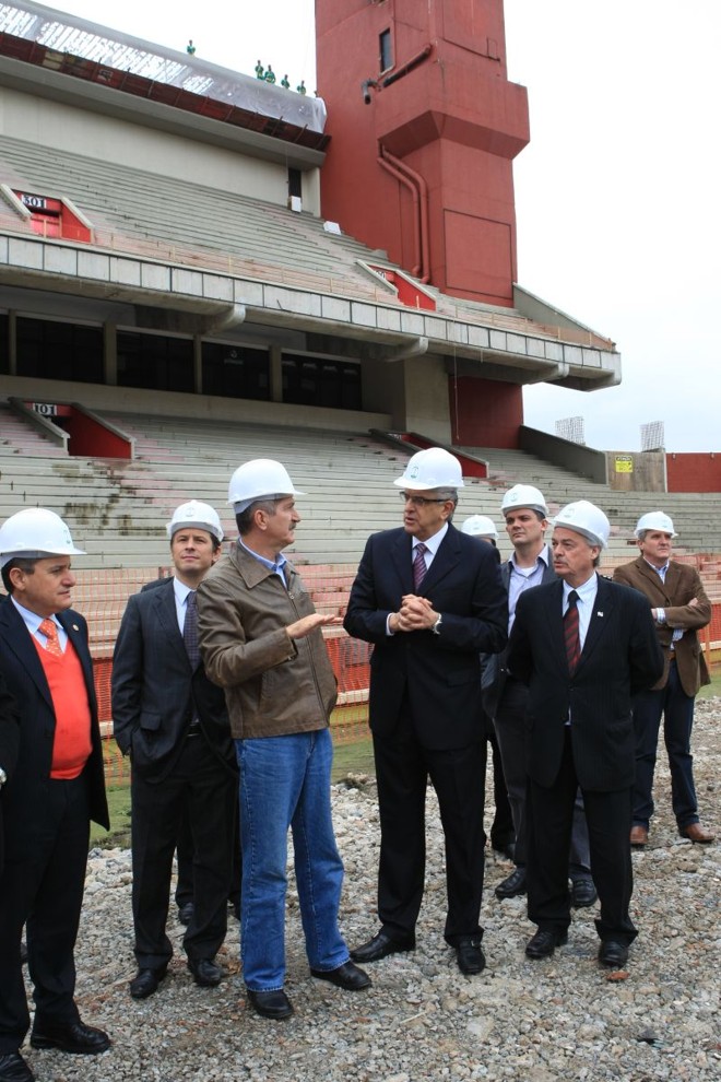 Presidente do clube, Mário Celso Petraglia, recebe o ministro dos Esportes Aldo Rebelo |