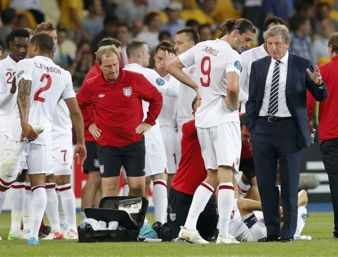 Técnico Roy Hodgson aproveita para conversar com Carroll antes da prorrogação | 