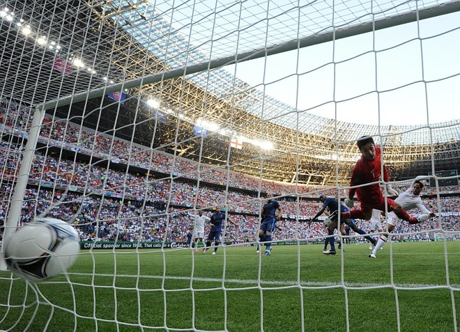 Lescott abriu o placar com uma cabeçada |