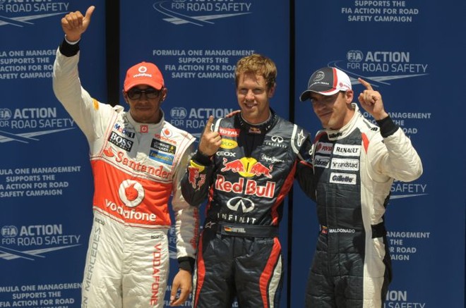 Os três primeiros colocados grid: Vettel (ao centro), Hamilton (à esq.) e Maldonado (à dir.) |