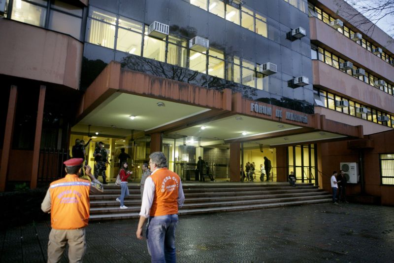 A Defesa Civil compareceu ao Fórum de Maringá após tremores que assustaram os funcionários. Prédio, no entanto, não foi interditado | Ivan Amorim/Gazeta Maringá