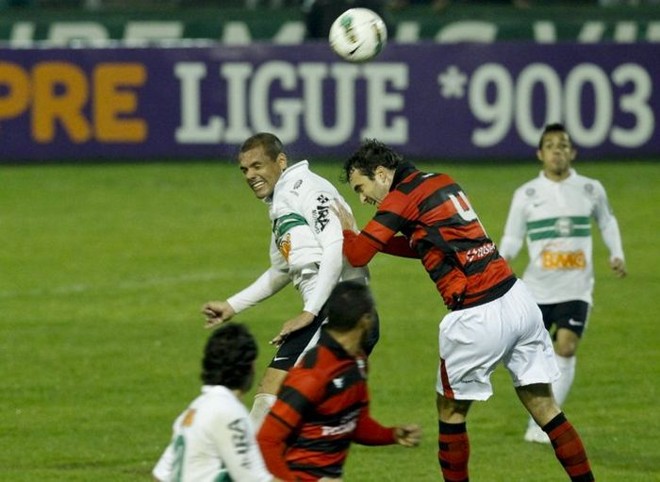 Marcel, que retornou ao Coritiba, tenta cabeçada contra o Atlético-GO | 
