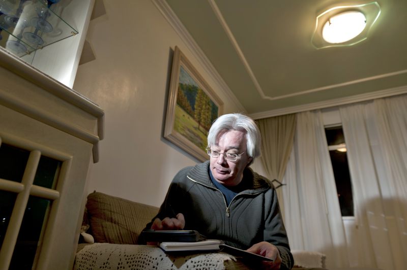 O aposentado Jorge Luiz da Silva: acesso a juros mais baixos com desconto em folha ajudou na renegociação de empréstimos antigos | Marcelo Andrade / Gazeta do Povo