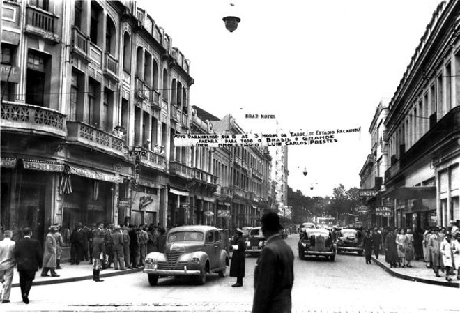 A primeira foto histórica que saiu naNostalgiado dia 4 de junho de 1989 é da Rua XV de Novembro, em agosto de 1945 |