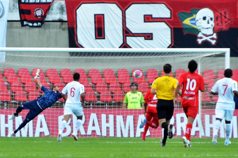 Lance do primeiro gol do CRB: desatenção e apatia deram o tom da nova derrota do Atlético | Lula Castello Branco/ Futura Press