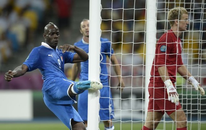 Balotelli chuta a trave após desperdiçar chance de gol | 