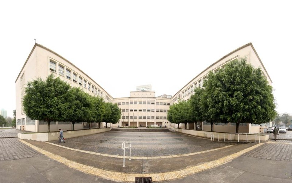 Vista do Colégio Estadual do Paraná, inaugurado em 1950: Centro de Memória é modelo para outras instituições | Antônio More/ Gazeta do Povo