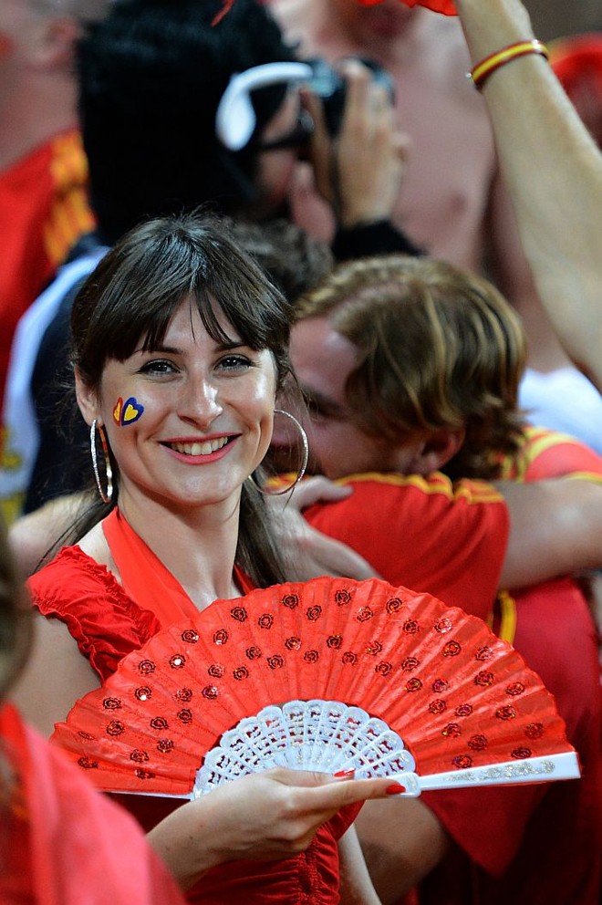 Torcedora espanhola acompanha a classificação da Fúria à final da Eurocopa |