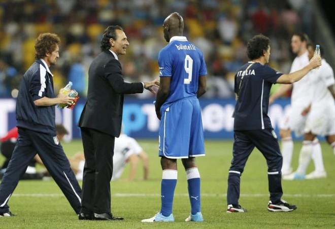 O técnico Cesare Prandelli orienta Balotelli antes da prorrogação | 