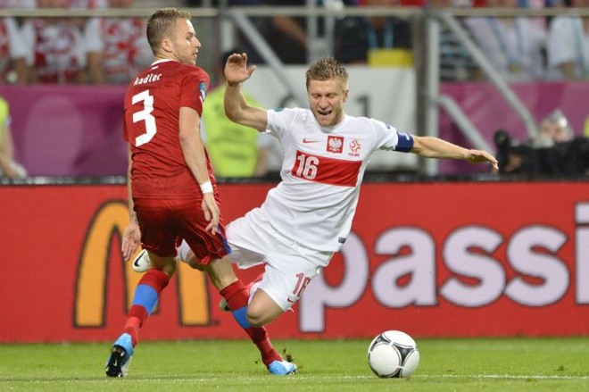 Blaszczykowski, da Polônia, sofre falta de Kadlec, da República Tcheca | 