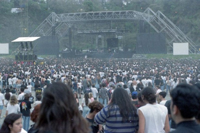 1993 - Em agosto do mesmo ano, 35 mil pessoas lotaram a Pedreira no Festival 30 em 300, que reuniu três bandas ícones do rock nacional: Titãs, Barão Vermelho e Os Paralamas do Sucesso |