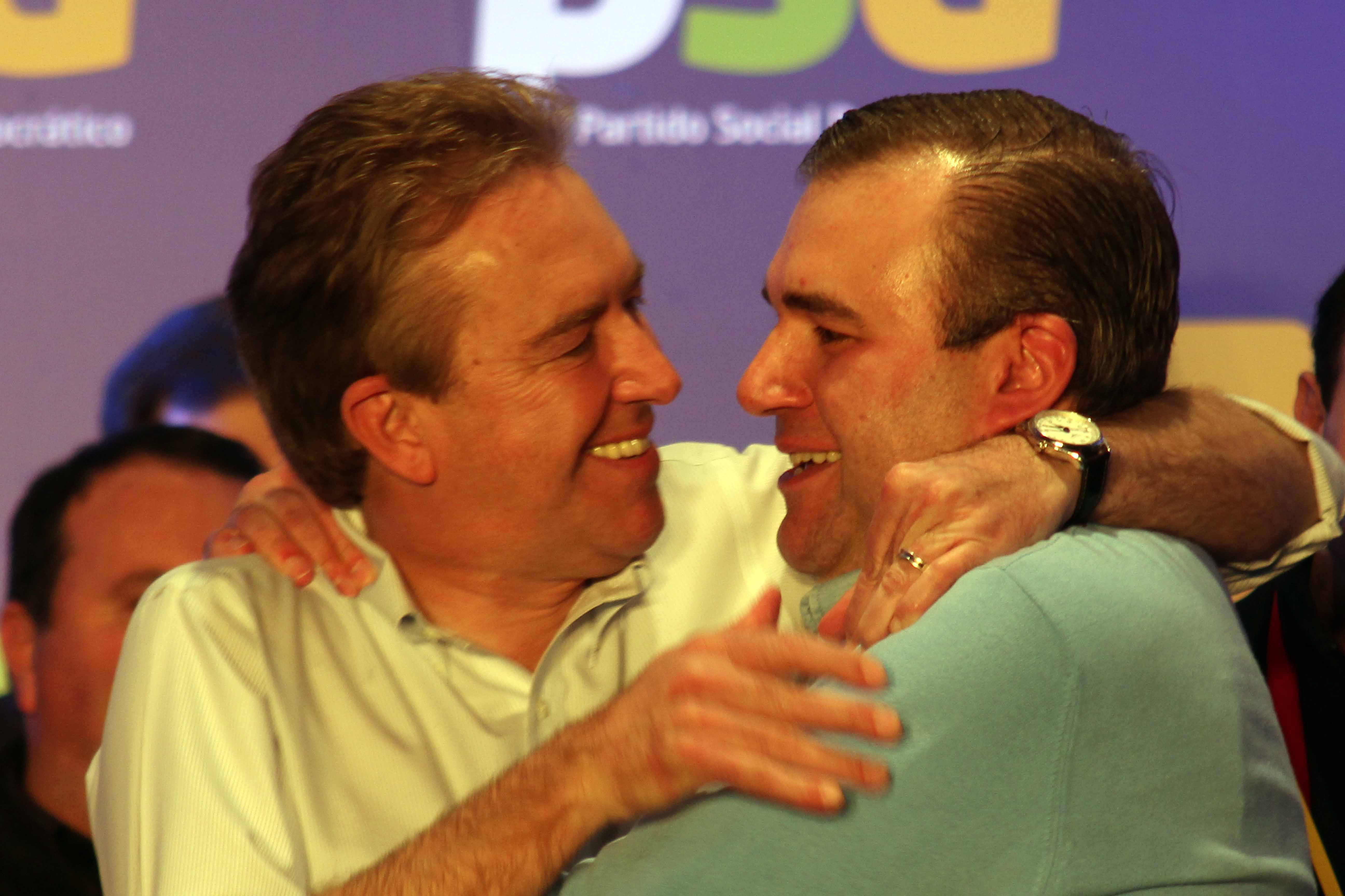 Ducci cumprimenta Ney Leprevost. | Walter Alves, Gazeta do Povo