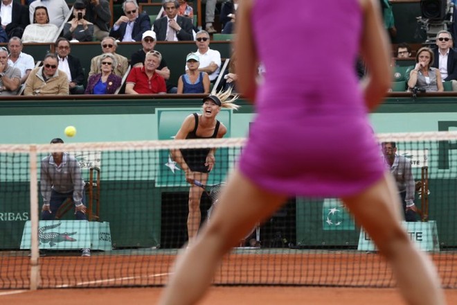 Sara Errani recebe o saque de Maria Sharapova |