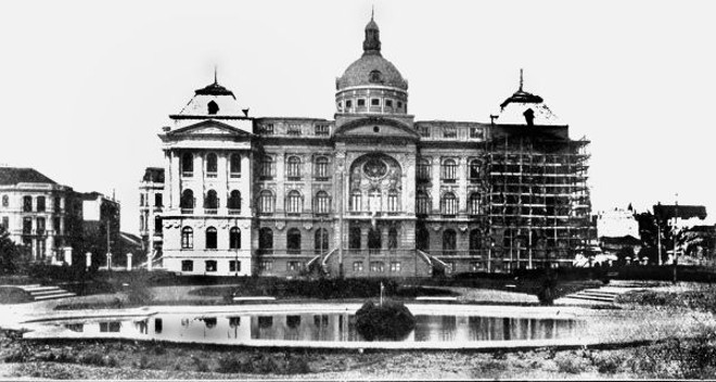 Imagem do prédio da Universidade do Paraná, apontado aqui pelaNostalgiacomo verdadeiro símbolo de Curitiba. Foto de 1927 |