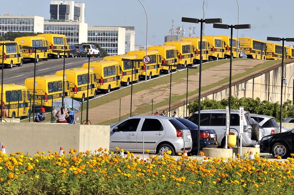 Ônibus escolares recém-comprados, alinhados nas ruas de Brasília: compras turbinadas para fortalecer o crescimento | Antonio Cruz/ABr