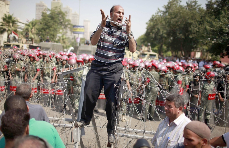Egípcio usa corrente em protesto contra a decisão da Suprema Corte de dissolver o Parlamento de maioria islamita | Suhaib Salem/Reuters