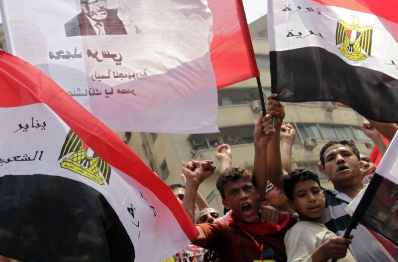 Egípcios que apoiam o candidato Mohammed Mursi saem às ruas para comemorar o seu desempenho nas urnas | REUTERS/Mohamed Abd El Ghany