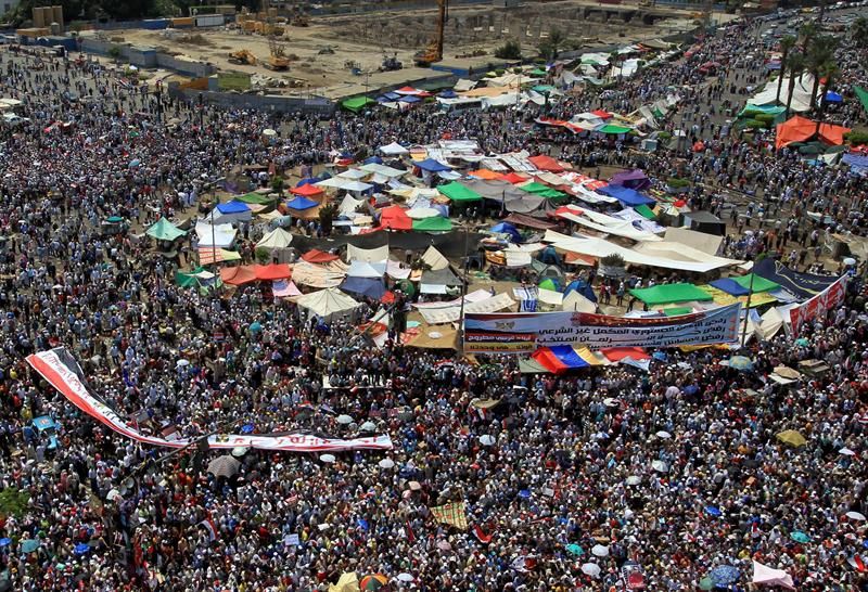 Milhares de egípcios continuam a ocupar a Praça Tahrir, no Cairo, para protestar contra a Junta Militar | EFE/ANDRE PAIN