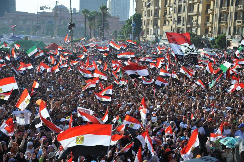 População do Cairo se reunir na praça Tahrir, no centro da capital egípcia, para ouvir o discurso de Mohamed Mursi | AFP