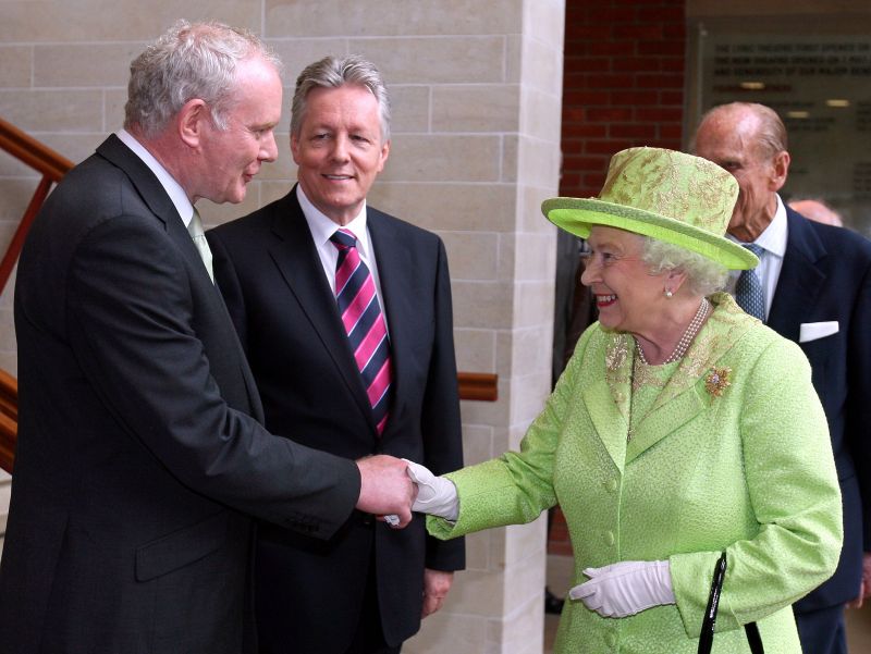 Rainha Elizabeth II cumprimenta o ex-dirigente do IRA e atual vice-ministro principal da Irlanda Martin McGuinness | AFP PHOTO / PAUL FAITH/POOL