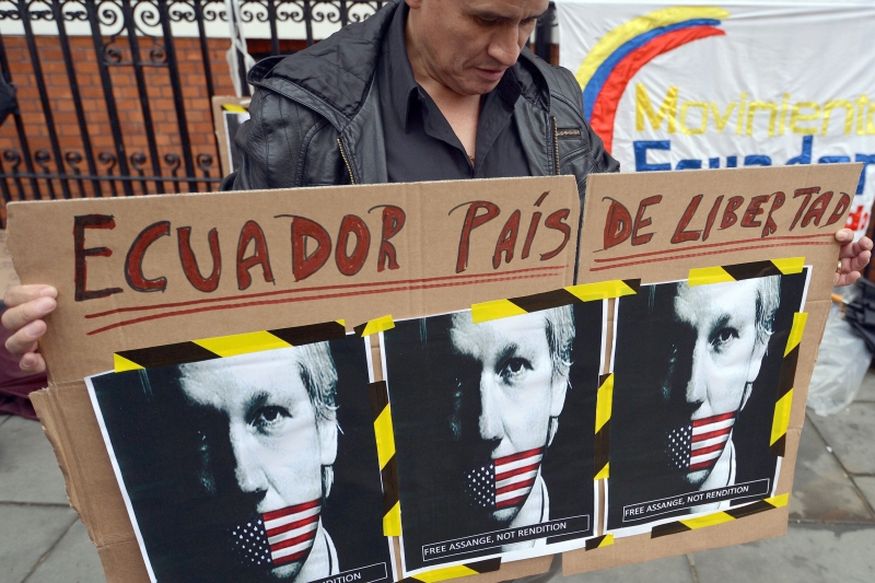 Simpatizante de Assange faz manifesto em frente da embaixada do Equador, em Londres | Carl Court/AFP