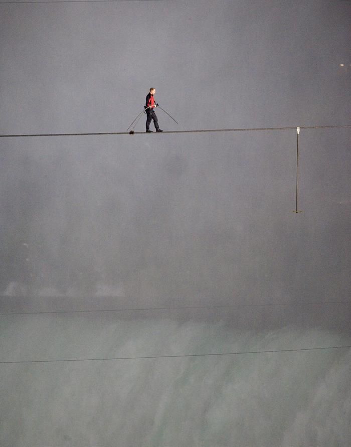 O equilibrista Nik Wallenda atravessou 550 metros sobre o precipício de cascatas que são a torrente mais poderosa da América do Norte | EFE