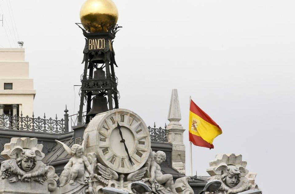 Bandeira espanhola revoa no topo do Banco da Espanha, em Madri | Reuters