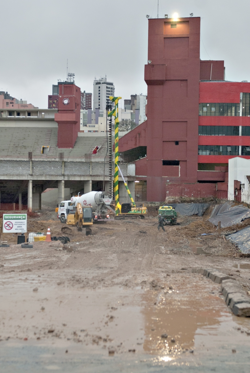 Arena da Baixada ontem no fim da tarde: sem a verba que virá do BNDES, reforma segue em ritmo lento | Marcelo Andrade/ Gazeta do Povo