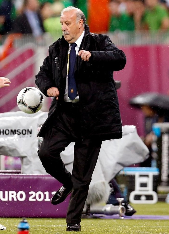 Técnico Vicente del Bosque, da Espanha, domina a bola na vitória sobre a Irlanda |