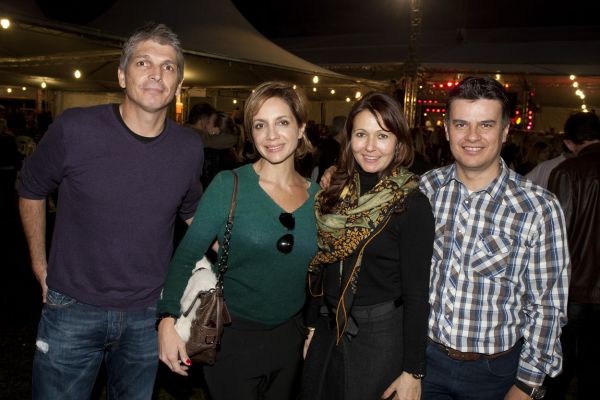 Os casais Andrea e José Antônio Baggio Pereira (à esq.) e Maria Cristina e Joaquim Miró foram os anfitriões da festa junina do Clube Curitibano, que reuniu mais de seis mil pessoas na Sede de Golfe, em Quatro Barras, sábado passado | Gustavo Garret