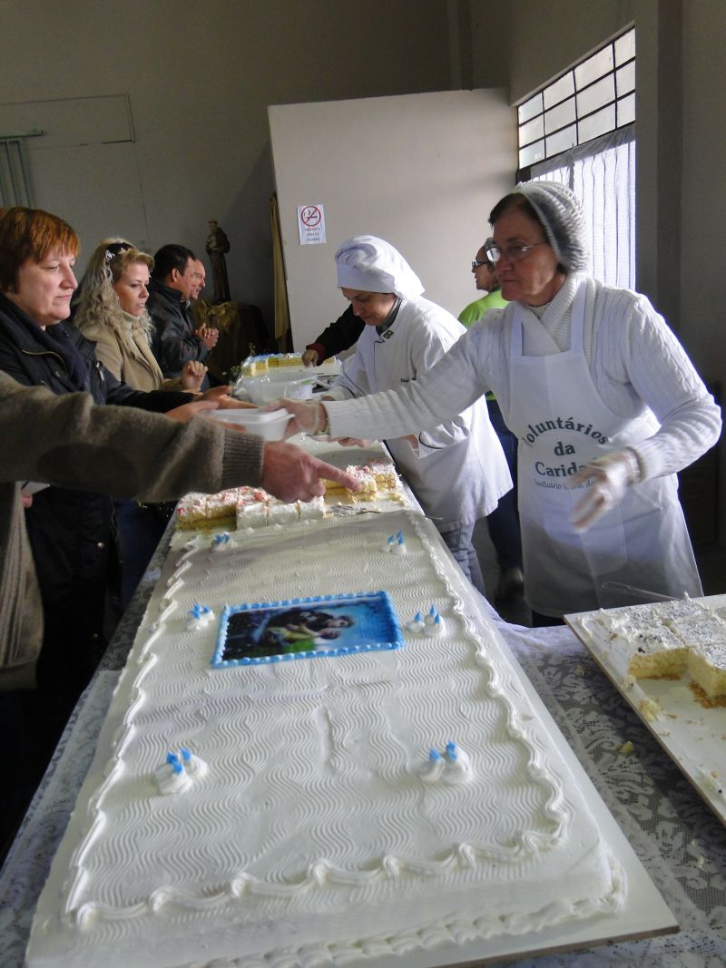 Imagem da venda do bolo de Santo Antônio no Santuário Nossa Senhora do Carmo, em Curitiba | Divulgação/ Santuário Nossa Senhora do Carmo