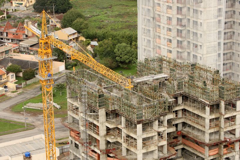 Prédio em construção no bairro Campo Comprido: limites para atraso criam polêmica entre sindicato, consumidor e empresas | Antônio More/ Gazeta do Povo