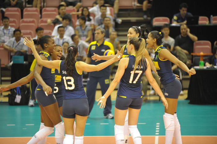 Jogadoras sa seleção brasileira comemoram o triunfo sobre Porto Rico, na manhã deste sábado | Divulgação/CBV
