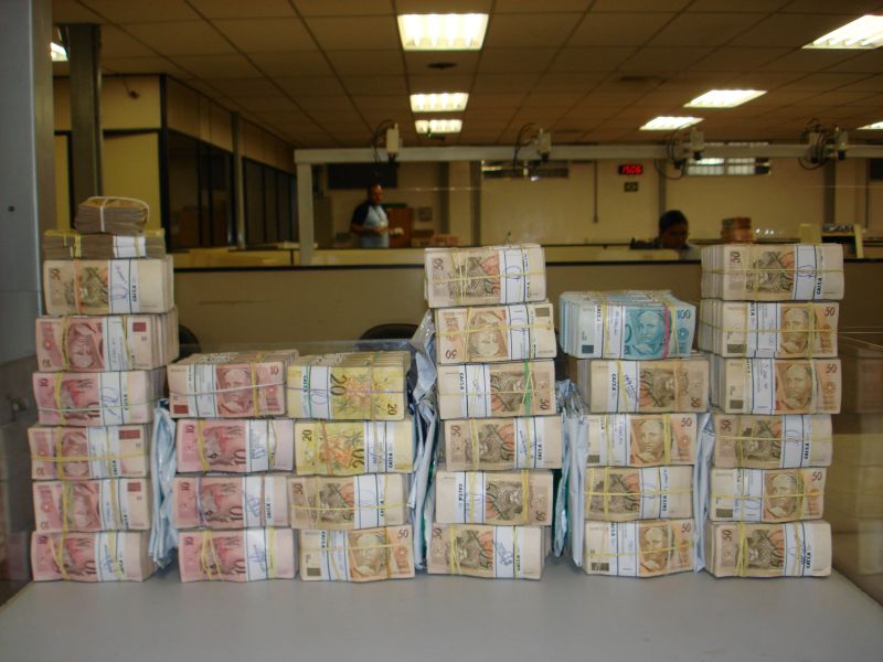 Dinheiro encontrado pela PF com aloprados foi exibido por um delegado da PF às vesperas das eleições presidenciais | AE