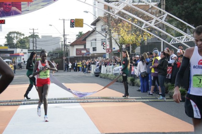 Chegada da atleta queniana Flomena Daniel, vencedora da prova feminina |