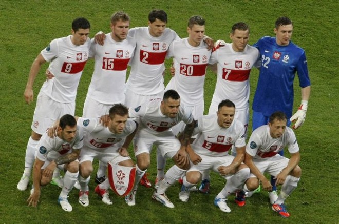 Equipe da Polônia posa para foto oficial antes da partida contra a República Tcheca | 