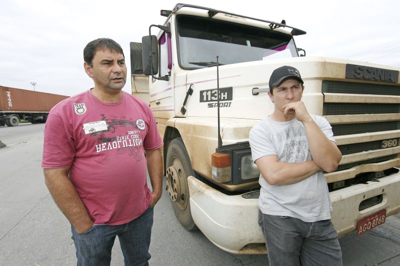 Scalvi e Bazzi: faltam locais para limpar os caminhões | Antônio More/Gazeta do Povo