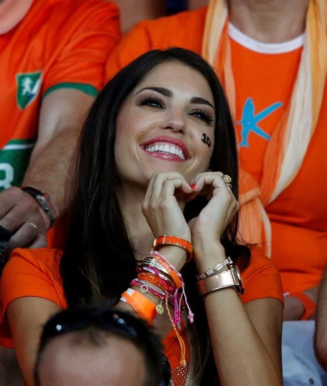 Torcedora holandesa acompanha a partida contra Portugal em Lviv | 