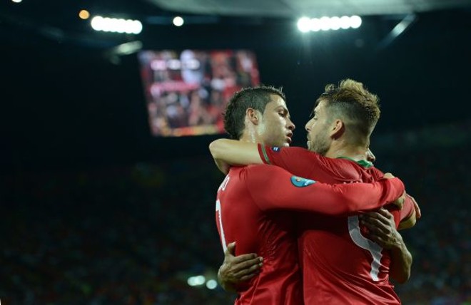 Cristiano Ronaldo comemora com Miguel Veloso o primeiro gol português contra a Holanda | 