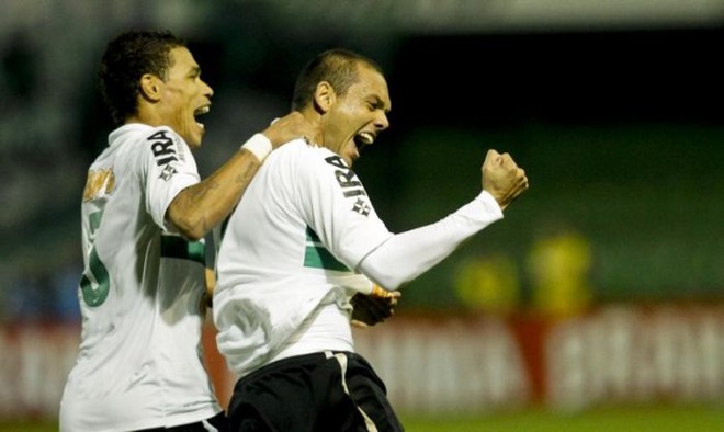 Marcel comemora o terceiro gol do Coxa na vitória sobre o Atlético-GO | 