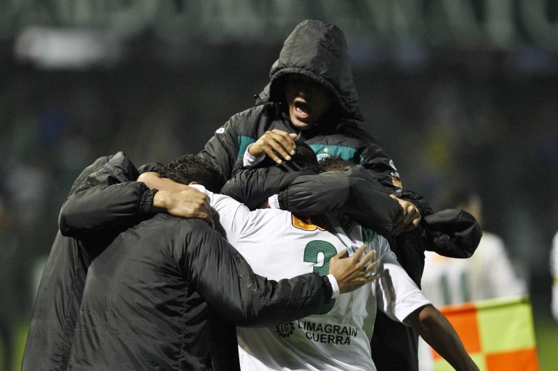 Comemoração coxa após o gol coxa branca | Daniel Castellano / Gazeta do Povo