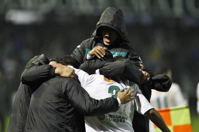 Comemoração coxa após o gol coxa branca |